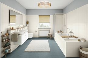 Helles Badezimmer mit Badewanne und Dusche